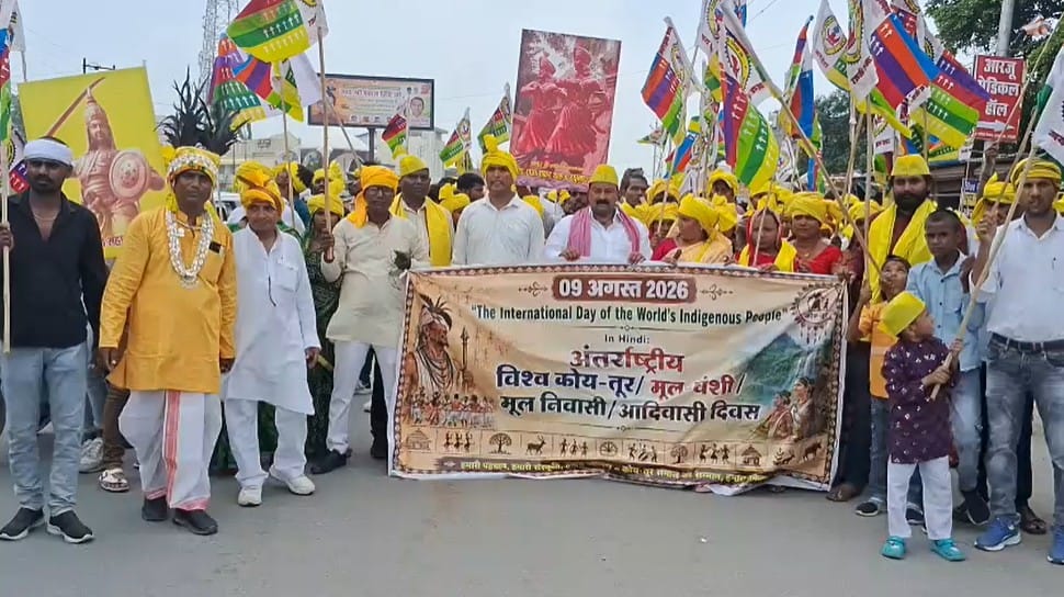 विश्व आदिवासी दिवस: गूंजा अधिकारों का मुद्दा, सैकड़ों की संख्या में निकला जुलूस; आरक्षण व सम्मान की उठी आवाज