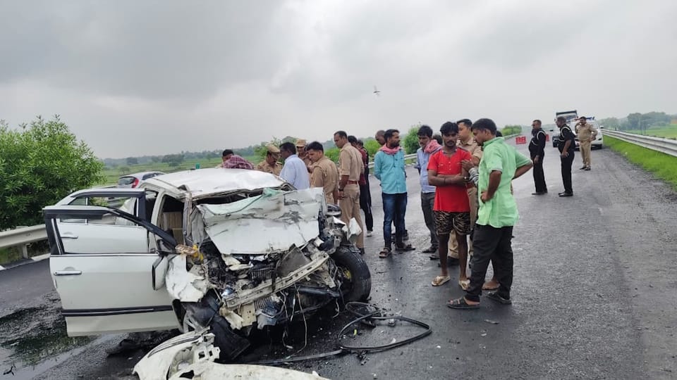 चार की मौत: पहली दफा कार से उर्स जाने की हसरत रास्ते में ही टूटी, गाड़ी में न थे एयरबैग, सीट बेल्ट भी न लगाई Four killed in accident on Bundelkhand Expressway in Auraiya car had no airbags and no one wearing seat belt