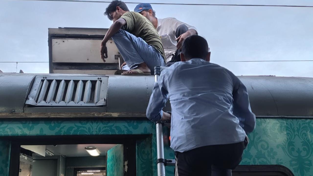 कोच का एसी ठीक करते विभाग के कर्मचारी।