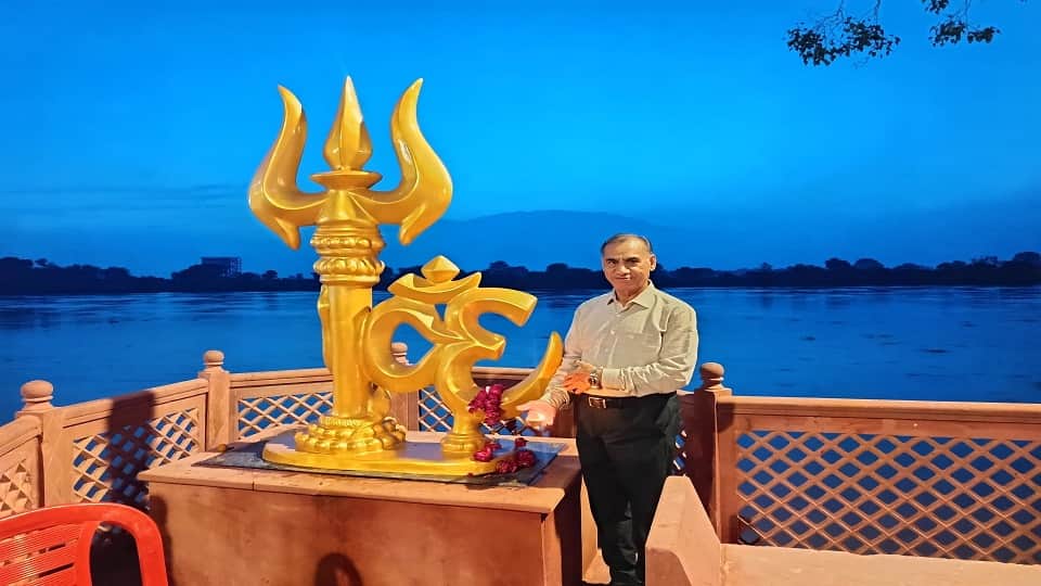 Lamps were lit at Kailash Ghat in memory of martyrs under  Maa Tujhe Pranam program