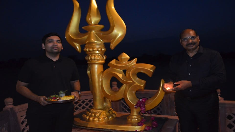 Lamps were lit at Kailash Ghat in memory of martyrs under  Maa Tujhe Pranam program