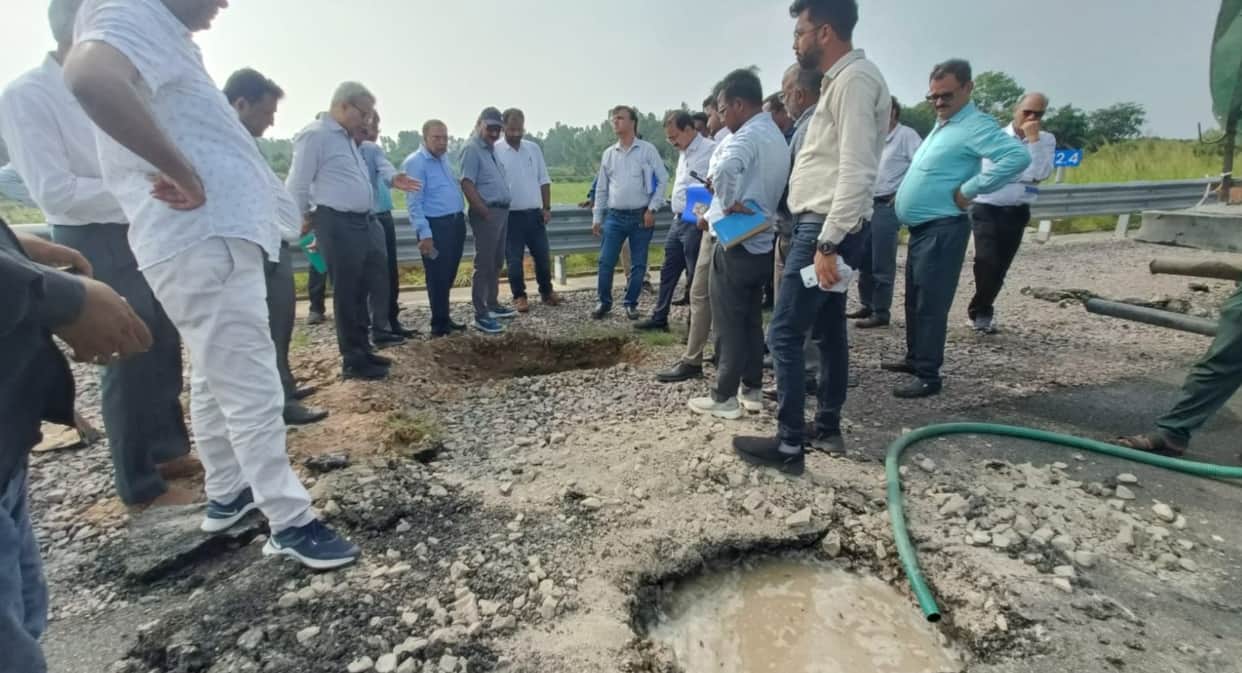 Drainage system failure on Kanpur Lucknow Expressway 500 liters of water failed to drain in seven minutes