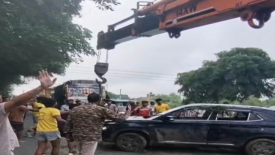 Kanwariyas car fell into Rohta Canal in Agra