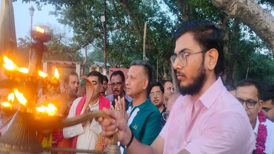 Lamps were lit at Kailash Ghat in memory of martyrs under  Maa Tujhe Pranam program