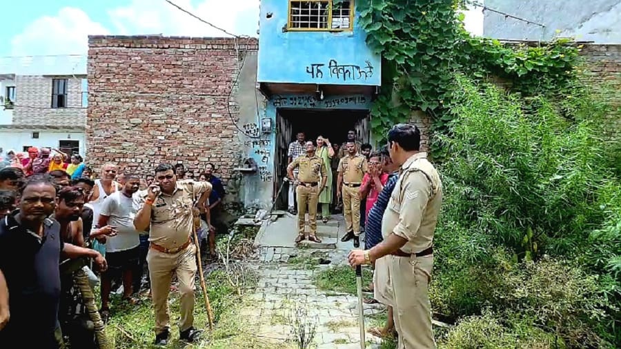 Mathura Murder Case Woman kills husband in collusion with daughter lover head crushed with pestle