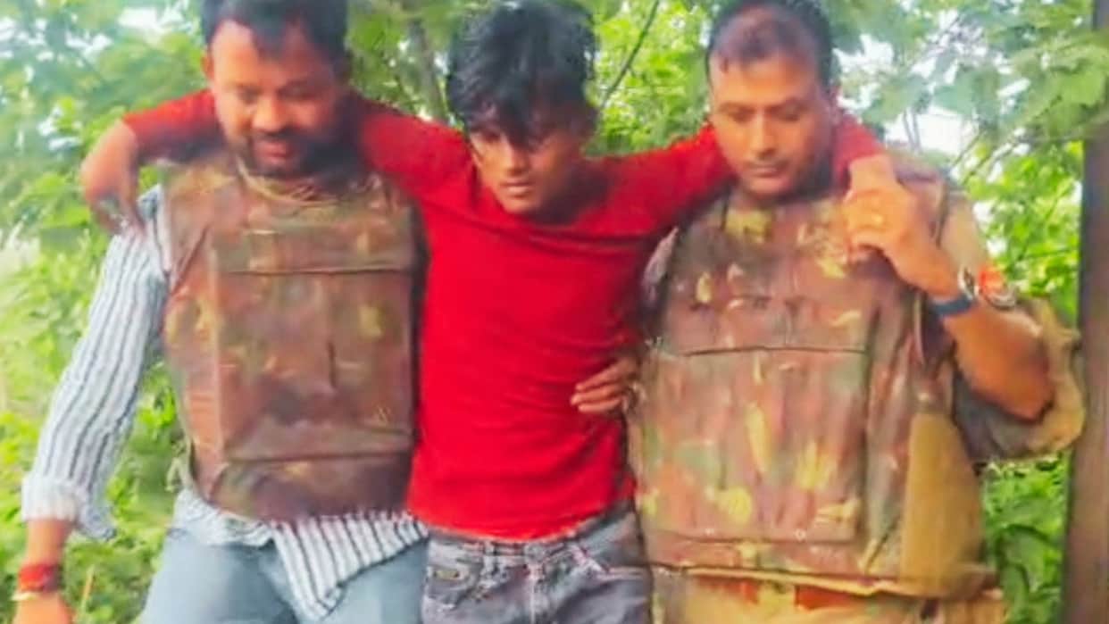killer had issued threat seizing opportunity smashed heads three people opened fire varanasi police