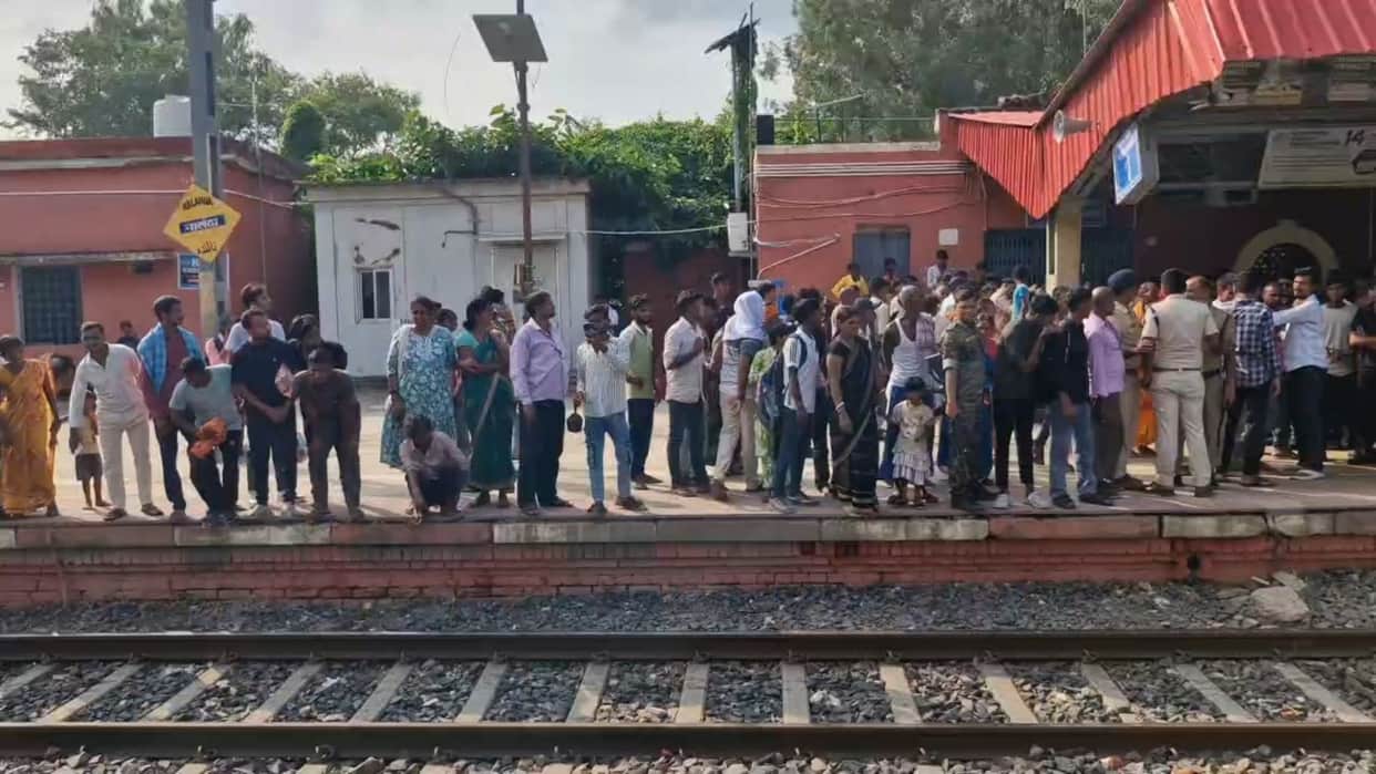 Nalanda news Student struck by goods train while crossing tracks in Nalanda