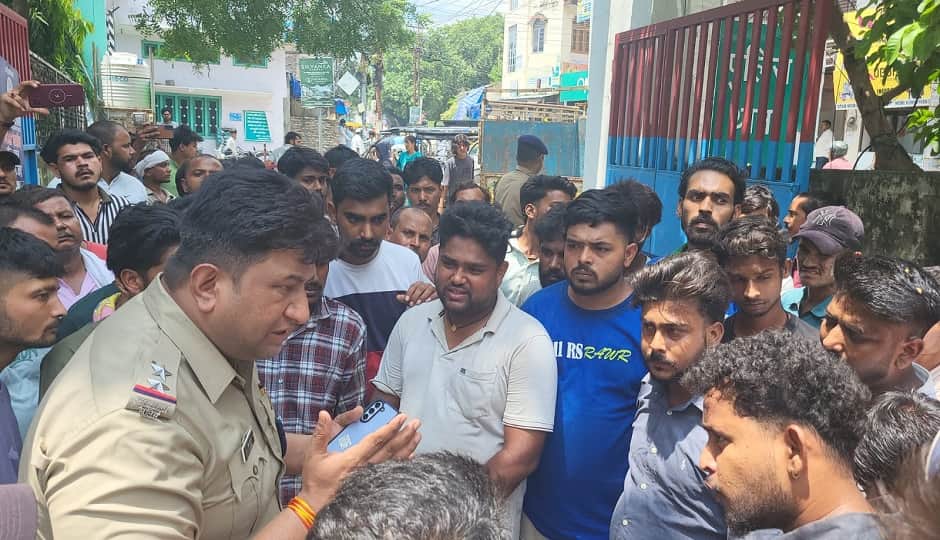 Taxi driver dies under suspicious circumstances; family members arrive at the police station with the body