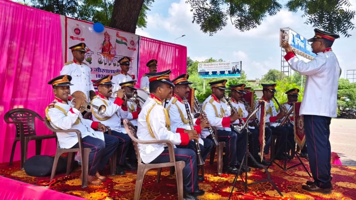 Patriotic tunes echoed at Izzatnagar Railway Station RPF band gave a performance