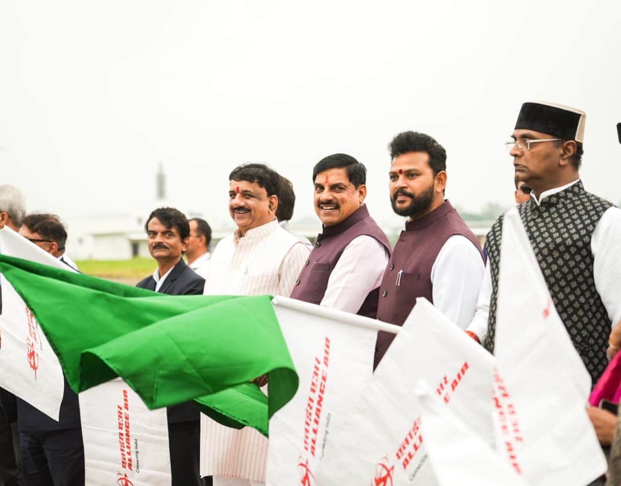 सीएम और केंद्रीय मंत्री ने हरी झंडी दिखाकर नए हवाई सेवा का शुभारंभ किया
