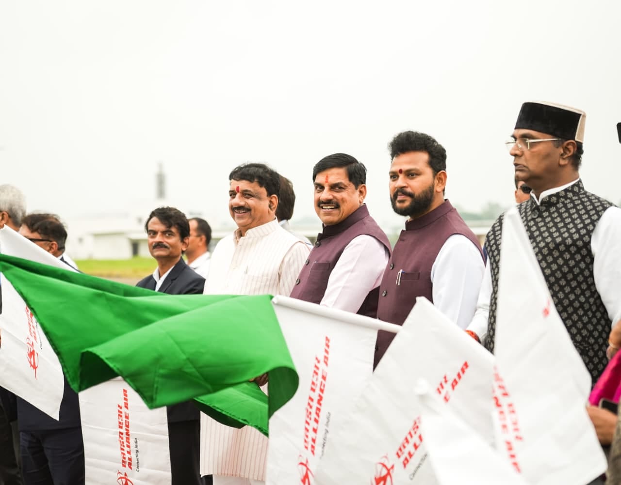 सीएम और केंद्रीय मंत्री ने हरी झंडी दिखाकर नए हवाई सेवा का शुभारंभ किया