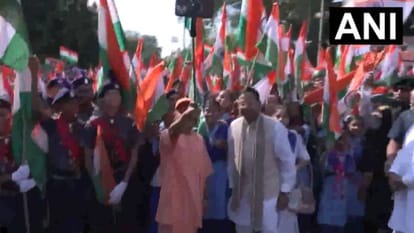 UP News: सीएम योगी ने तिरंगा यात्रा का किया शुभारंभ, बोले- ऊर्जा का प्रतीक हमारा युवा CM Yogi flags off Tiranga Yatra says our youth are symbol of energy