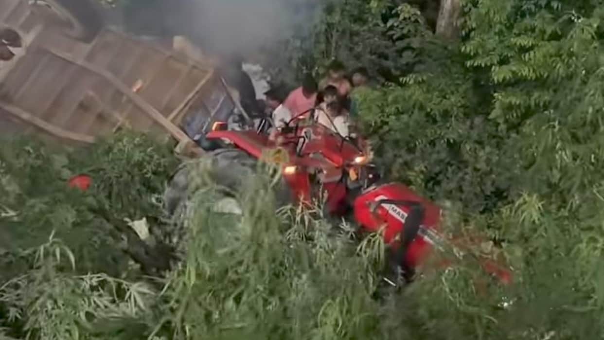 Tractor-trolley carrying Kanwariyas to Kachhla Ganga Ghat overturns in Budaun