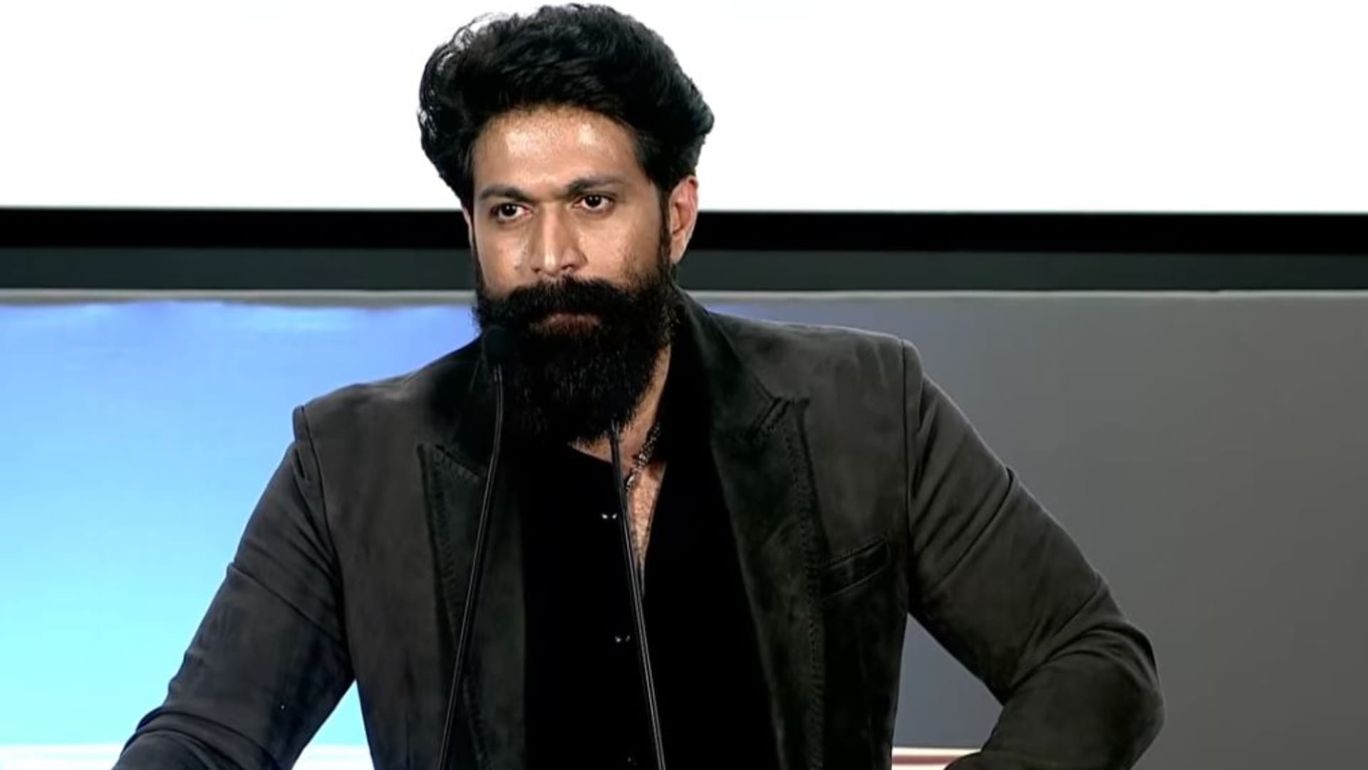 How much yash charge for Toxic know nayanthara kiara advani Huma Qureshi and Tara Sutaria fees