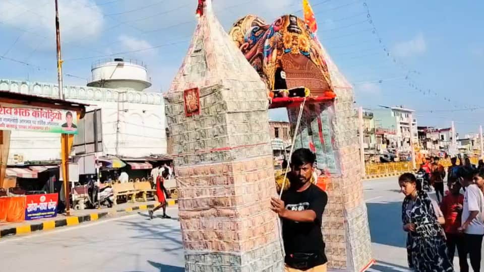 UP: Kanwad Decorated with Rs 3.20 Lakh in Currency Notes, Police Provide Security
