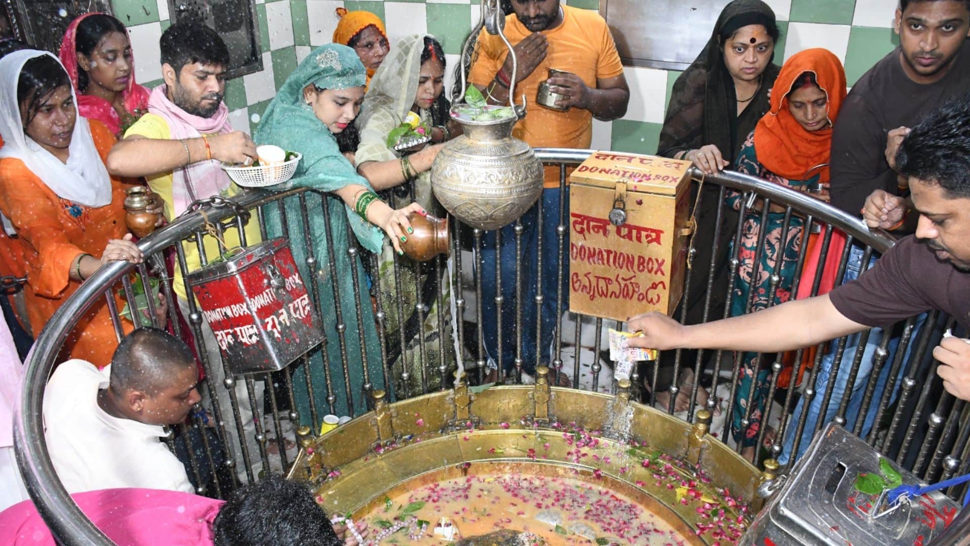5 lakh pilgrims shrine 2 lakh Kanwariyas and Vairagis performed Jalabhishek of Baba vishwanath