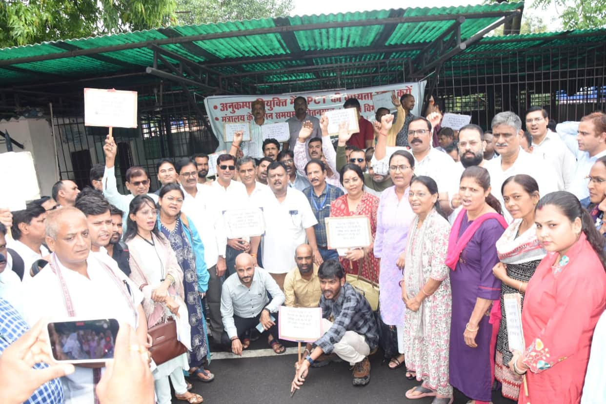 Protest at the ministry against CPCT; those who lost their jobs shaved their heads to register their protest;