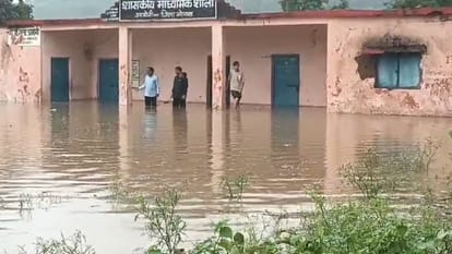 स्कूल में भरा पानी
