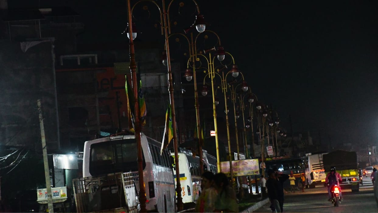 Varanasi news of 1,275 streetlights across 100 wards non-functional
