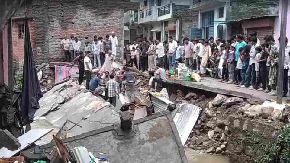 Dehradun Heavy rainfall two shops and house collapse in Muslim locality of Kargi Grant