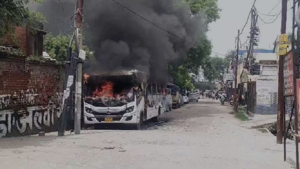 बस से उठतीं आग की लपटें