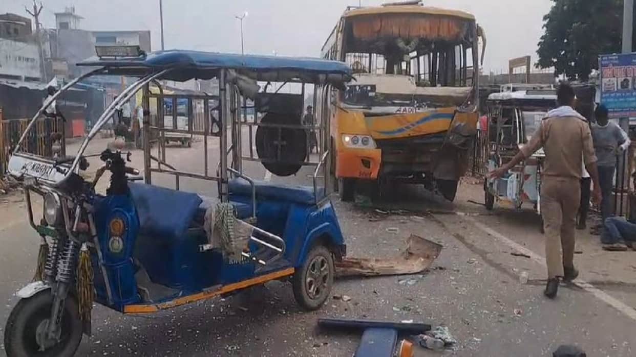Private bus hits two e-rickshaws one driver dead two in critical condition in Shahjahanpur