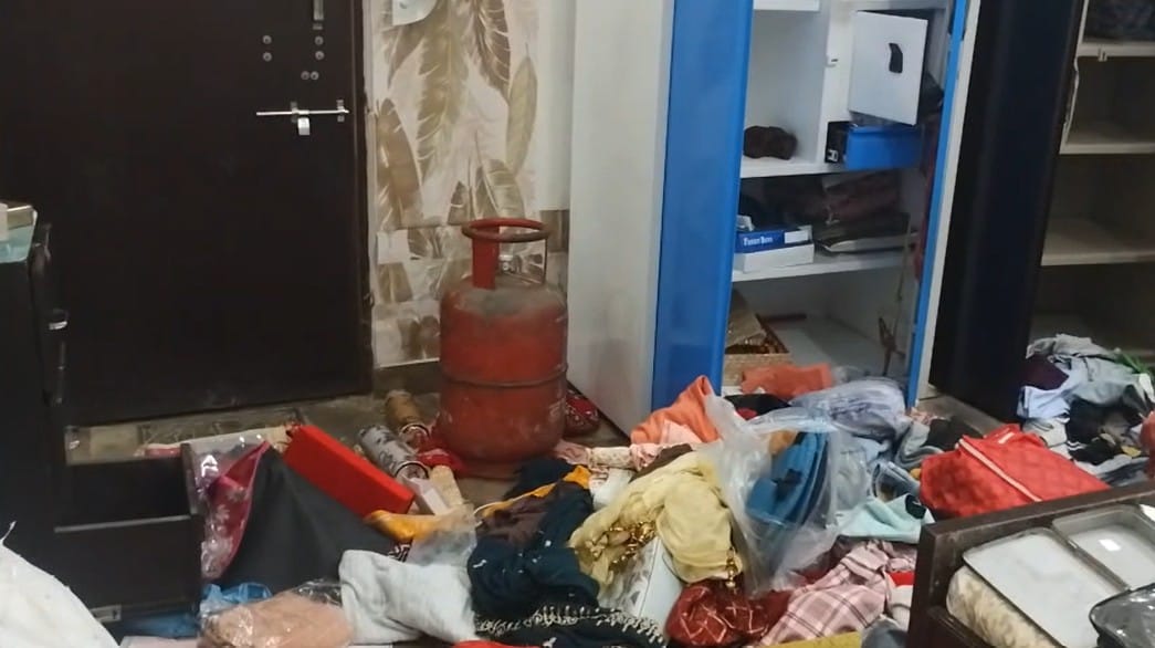चोरी के बाद कमरे में बिखरे सामान।