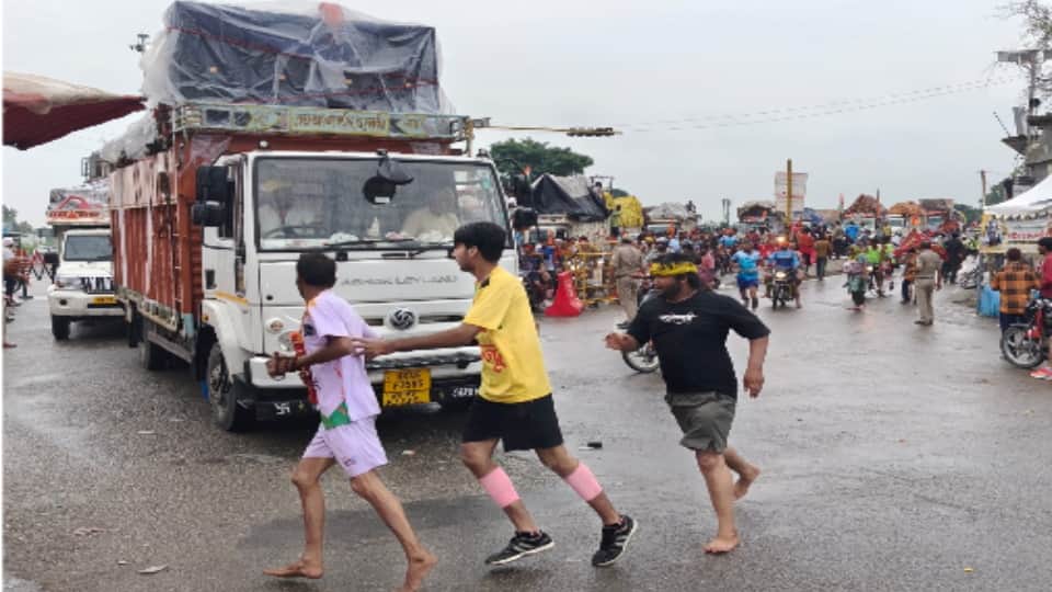 Kanwad Yatra: Destination Shiva Temple, Feet on Fire: Kanwariyas Race Against Time Despite Blisters and Pain