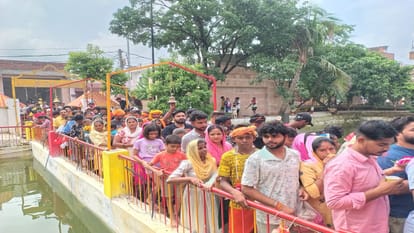 पशुपतिनाथ मंदिर में लगी भक्तों की कतार