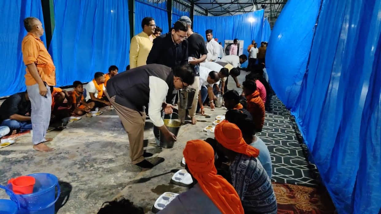 DM and SP served food to Kanwariyas and took stock of security arrangements in Pilibhit