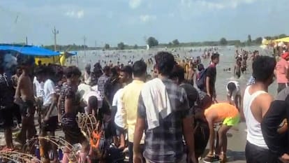 Kanwar Yatra 2026  massive crowd of Kanwariyas surged into Kasganj
