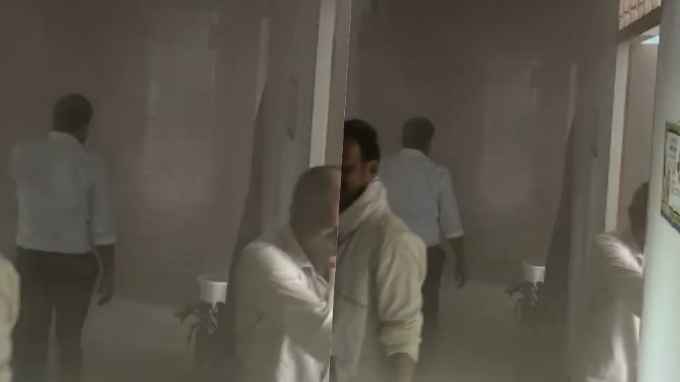 गाजियाबाद के विकास भवन में लगी आग