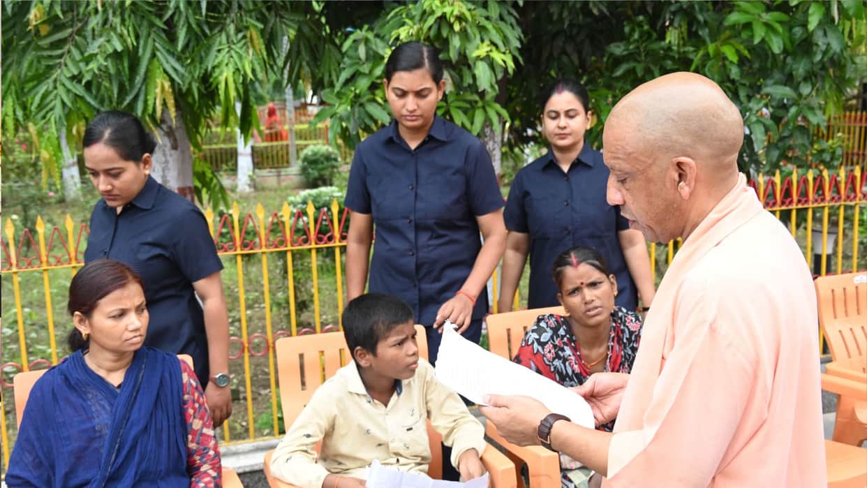 CM Yogi listened to the grievances of 200 people at Gorakhnath Temple and issued instructions.