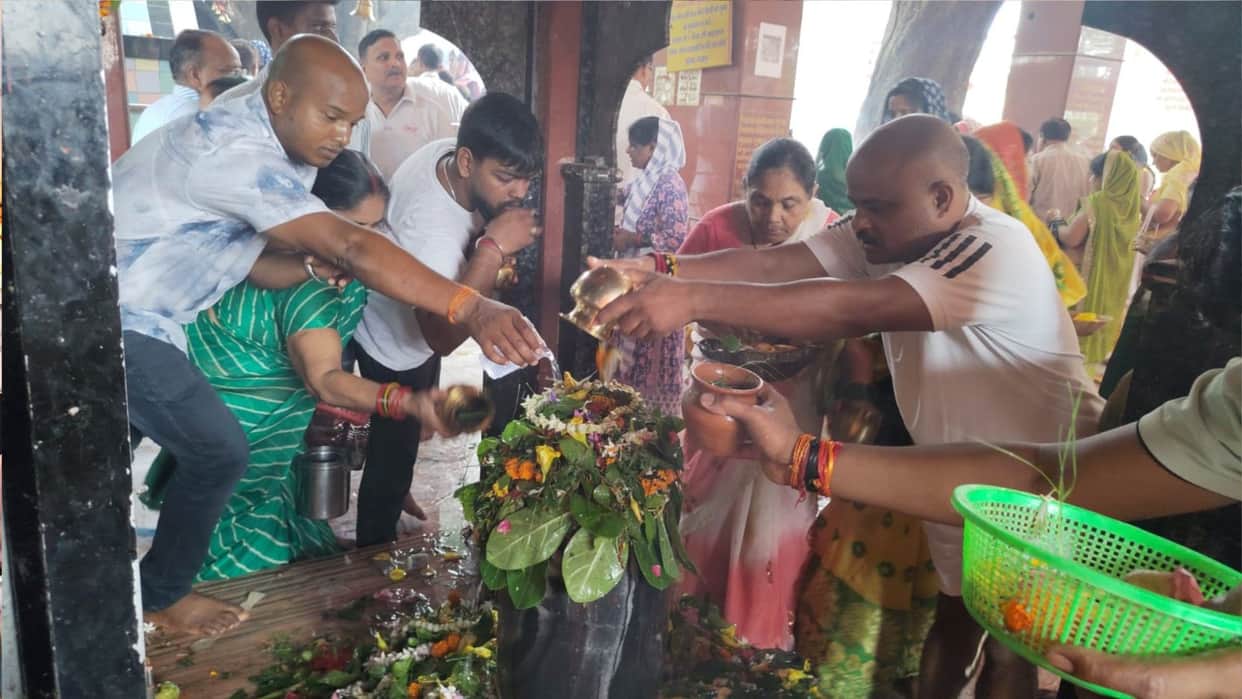 Crowds of devotees thronged the Shiva temples of Gorakhpur on the second Monday.