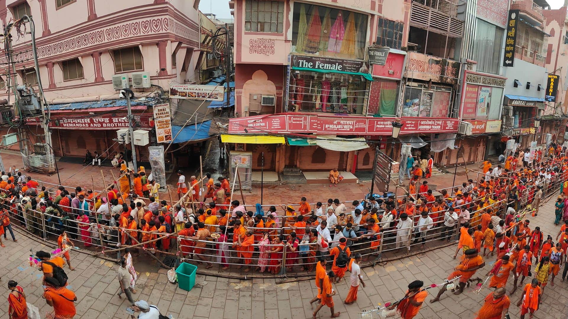 5 lakh pilgrims shrine 2 lakh Kanwariyas and Vairagis performed Jalabhishek of Baba vishwanath