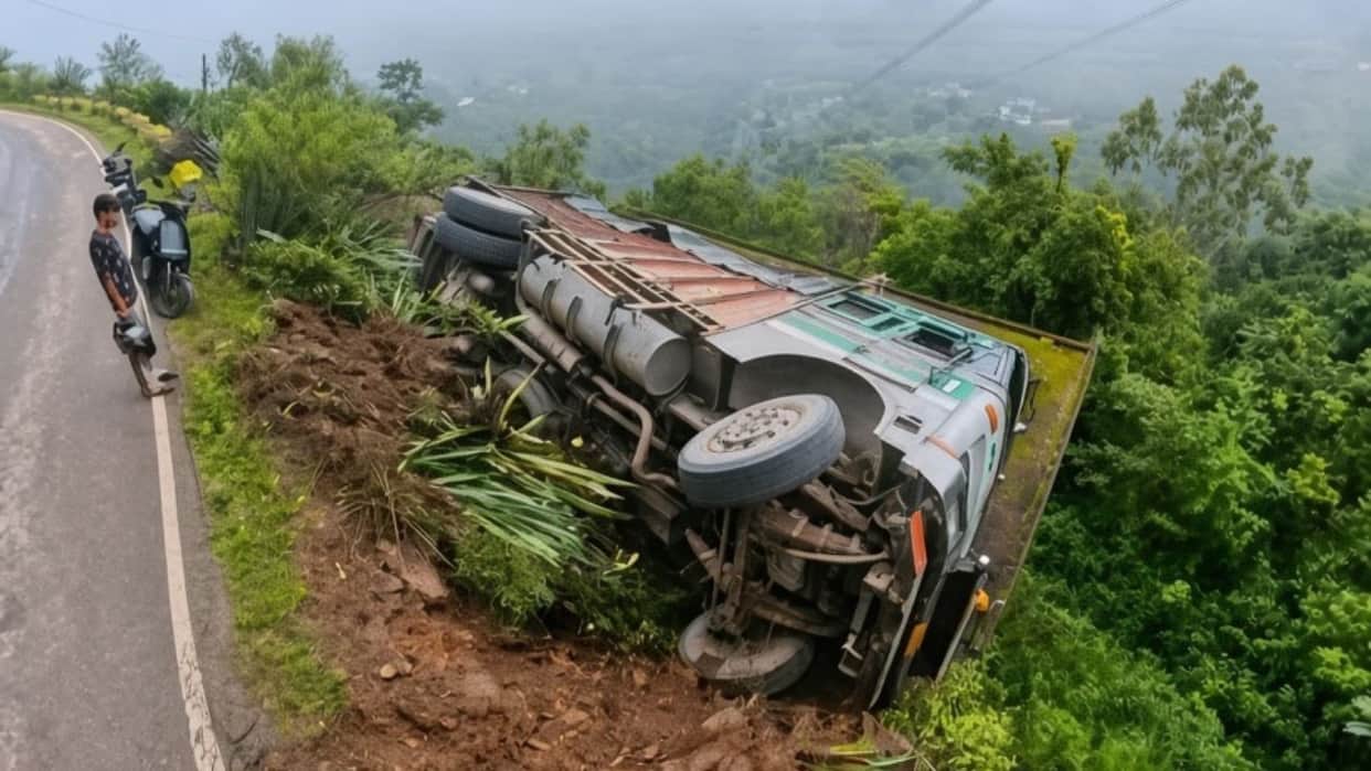 sundernagar road collapse cement truck fell on house roof
