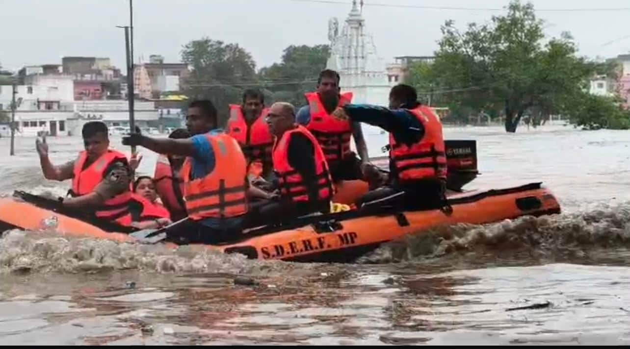 MP News: SDERF conducts rescue operation amidst heavy rain and overflowing drains; 98 people safely evacuated.