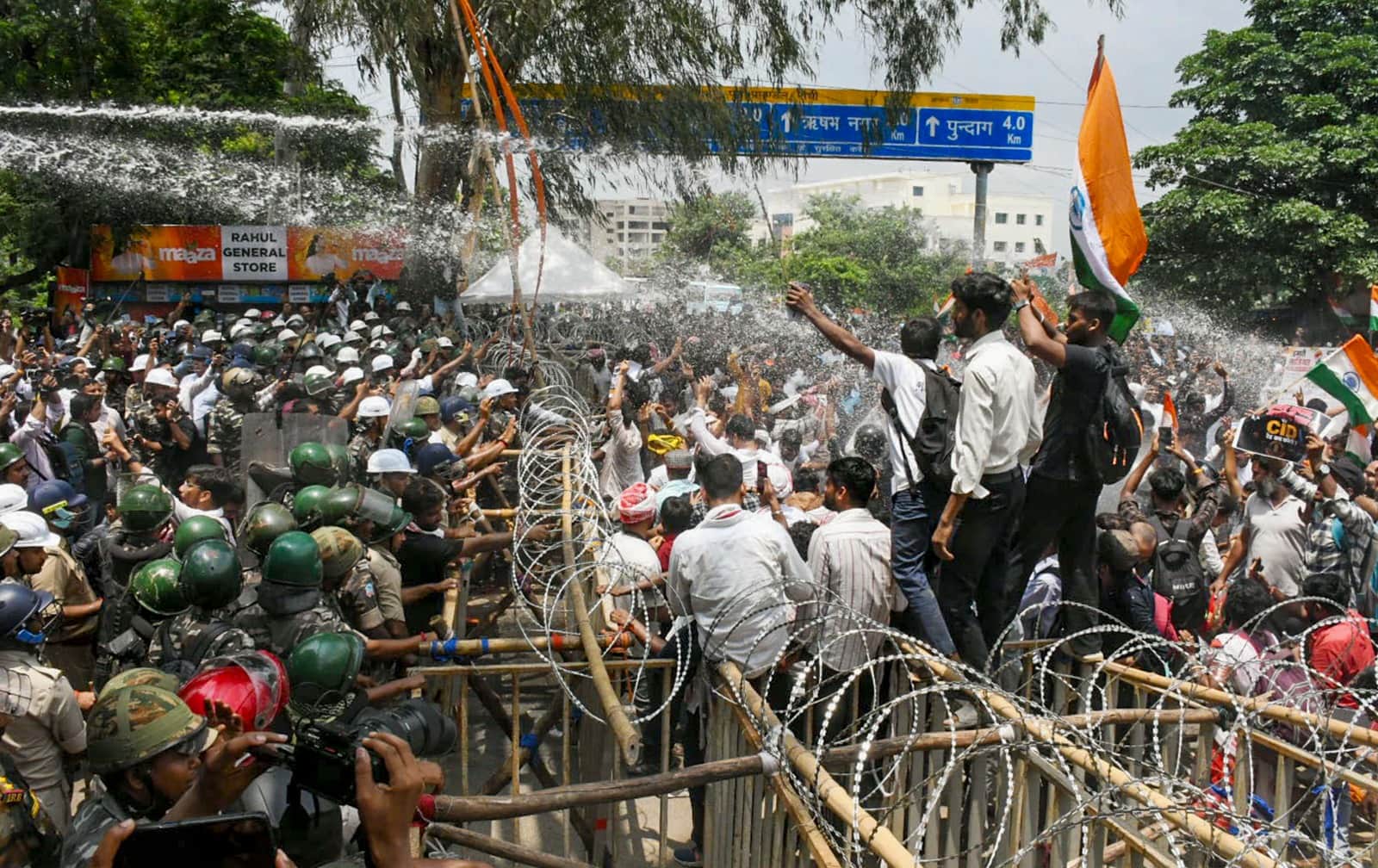 झारखंड में प्रोटेस्ट करते छात्र