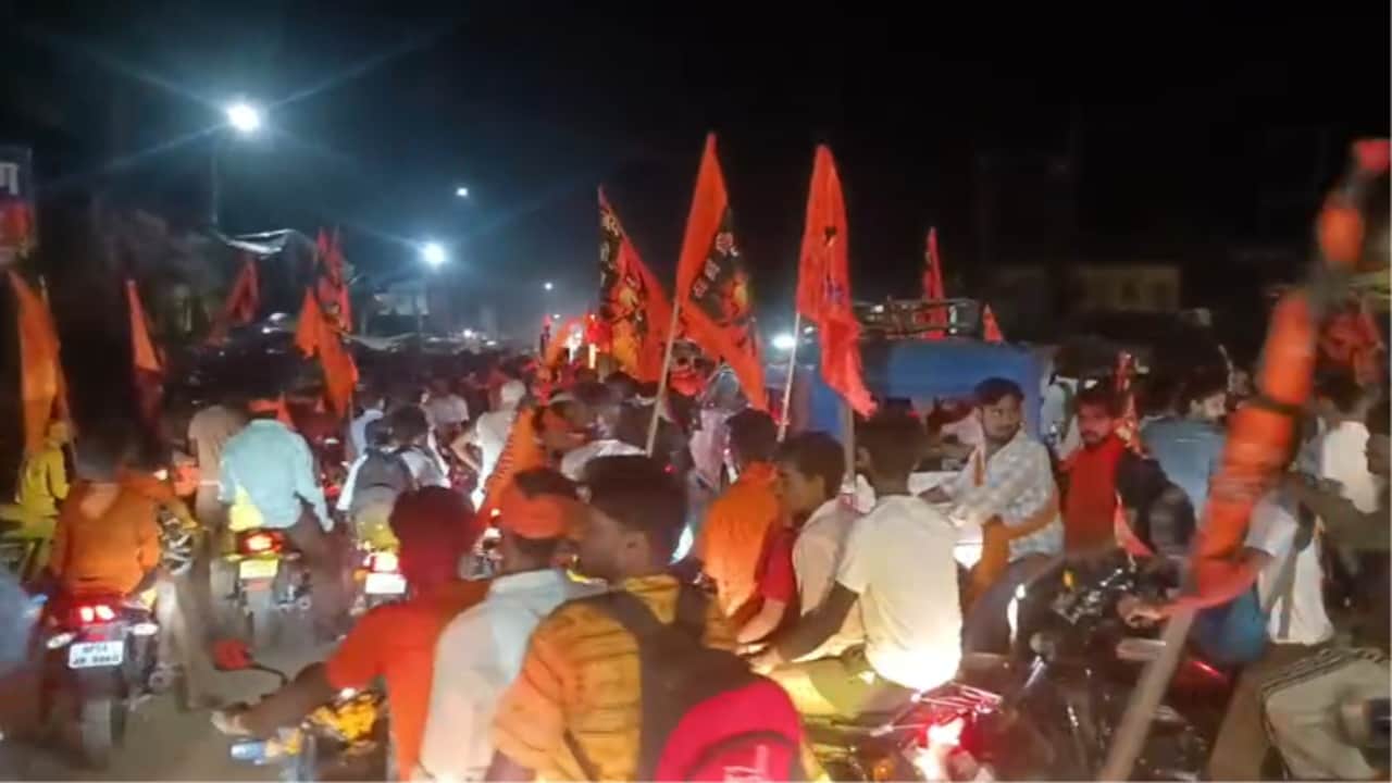 Six lakh Kanwariyas arrived at Kachhla Ghat in Badaun causing a traffic jam