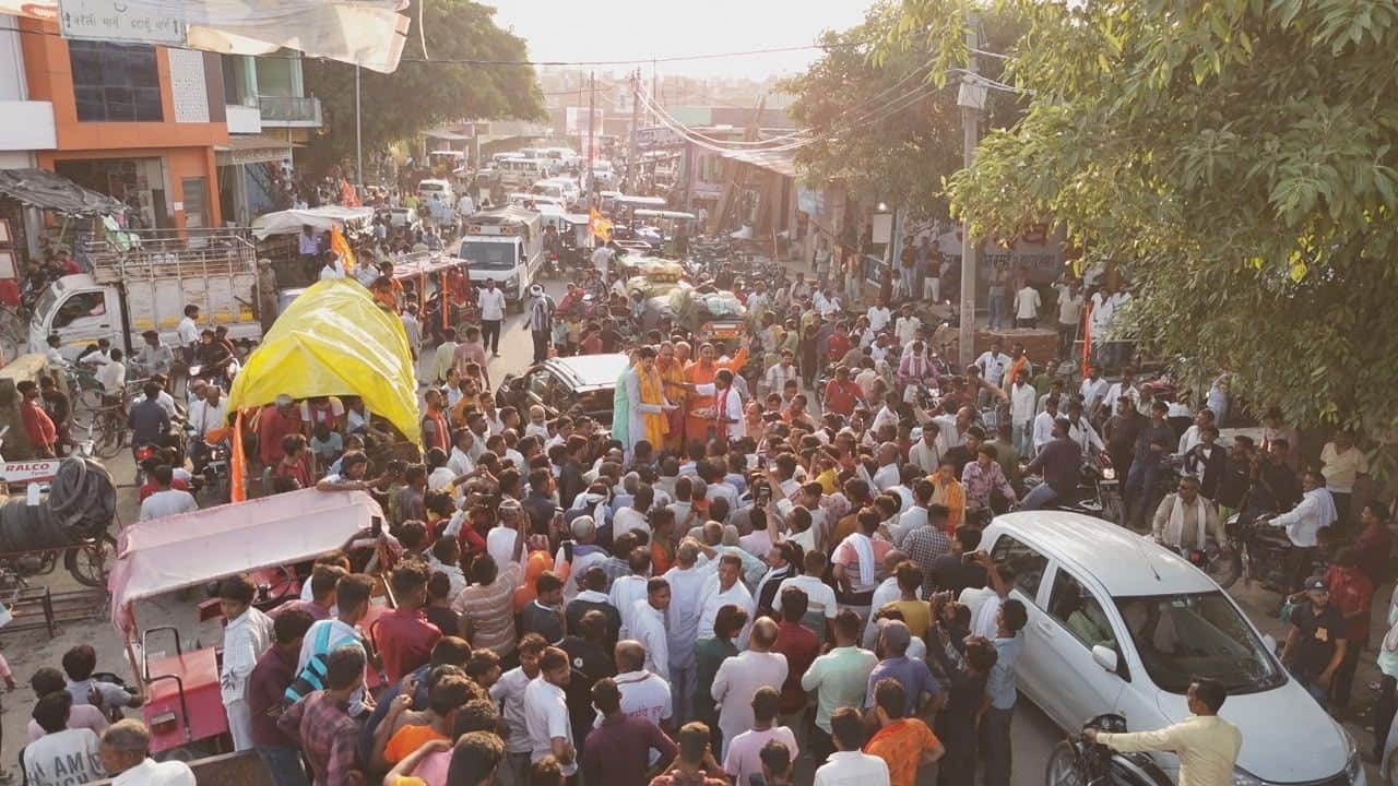 Six lakh Kanwariyas arrived at Kachhla Ghat in Badaun causing a traffic jam