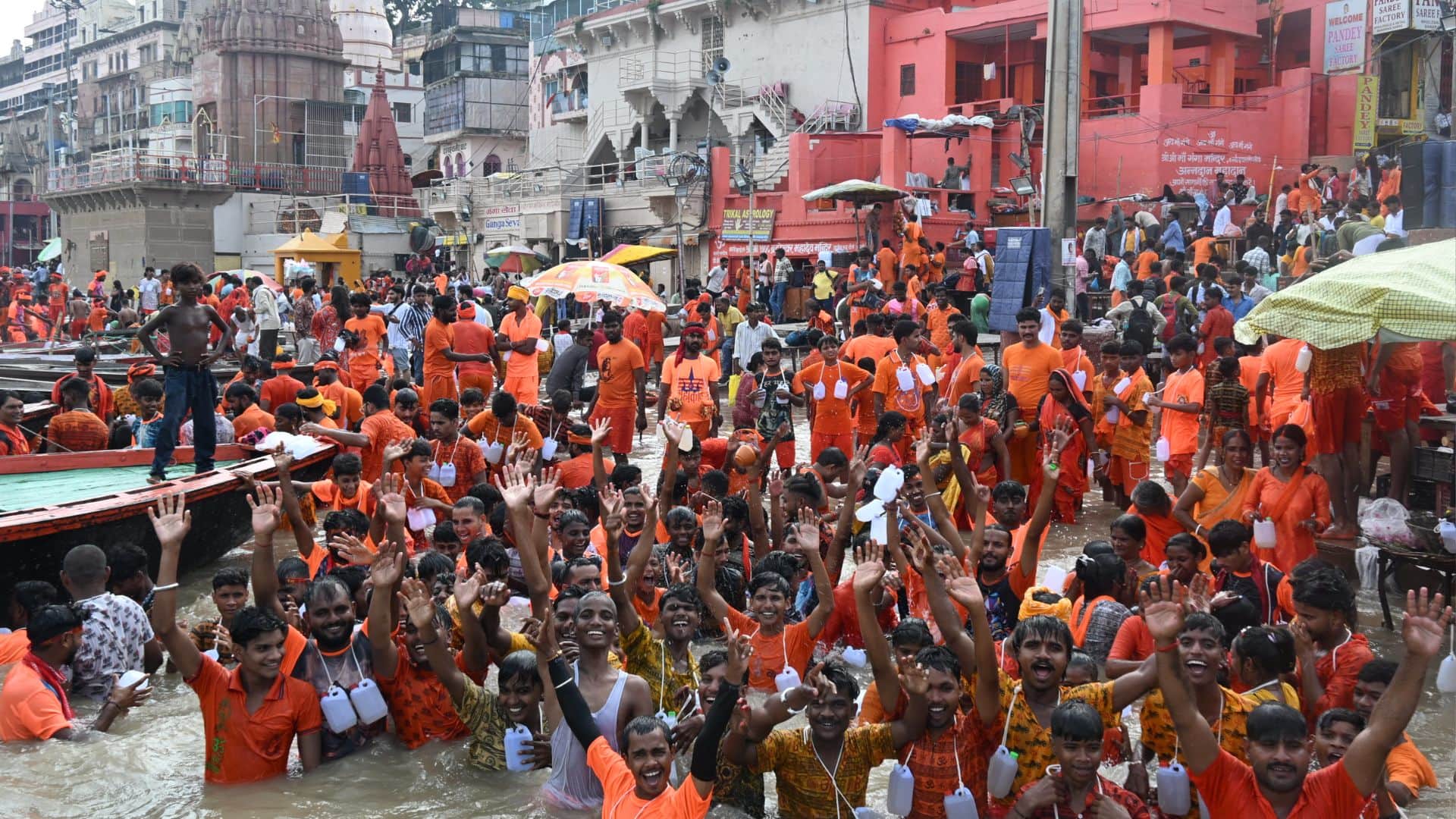 Sawan somwar 2026 in kashi Vishwanath temple crowd of devotees performed Jalabhishek latest photos