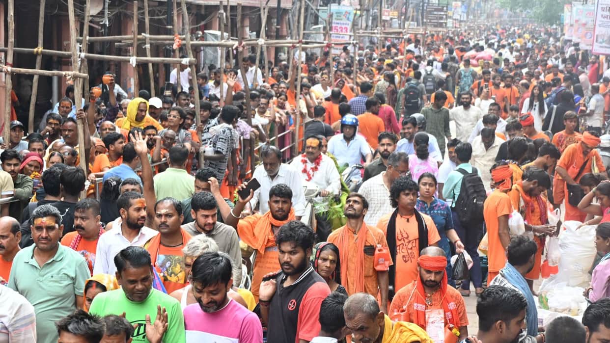 Sawan somwar 2026 in kashi Vishwanath temple crowd of devotees performed Jalabhishek latest photos