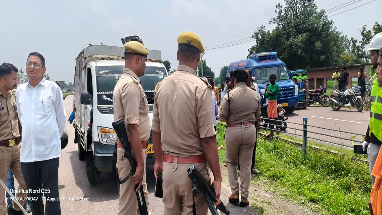 Pickup truck carrying pilgrims to Kada Dham overturns; one teenager dead, a dozen critically injured.
