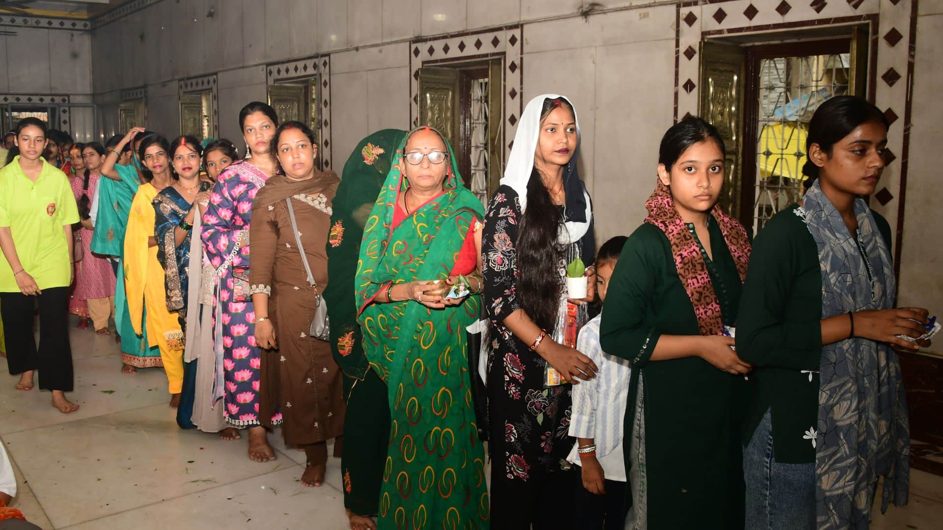 5 lakh pilgrims shrine 2 lakh Kanwariyas and Vairagis performed Jalabhishek of Baba vishwanath