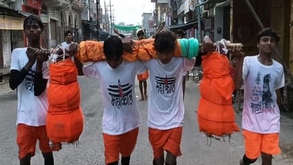 Kanwar Yatra 2026  massive crowd of Kanwariyas surged into Kasganj