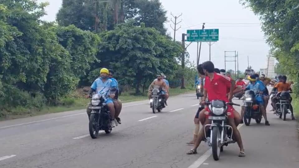 Kanwad Yatra: Destination Shiva Temple, Feet on Fire: Kanwariyas Race Against Time Despite Blisters and Pain