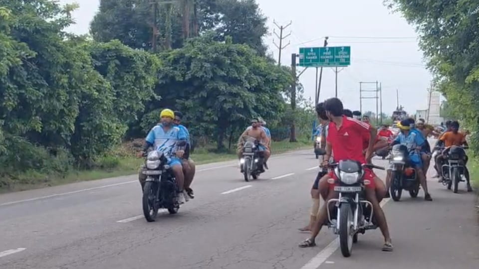 Kanwad Yatra: Destination Shiva Temple, Feet on Fire: Kanwariyas Race Against Time Despite Blisters and Pain