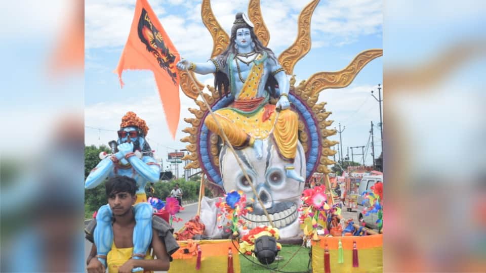 Kanwad Yatra: Saffron Wave on Highways: Shiv Bhakts, Grand DJ Setups and Yogi-Modi Craze Take Over the Roads