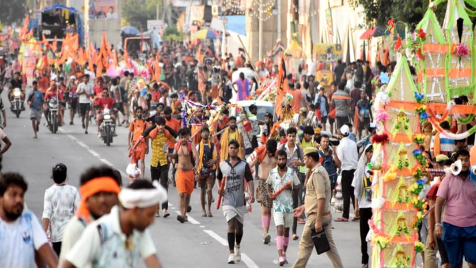 Kanwad Yatra: Saffron Wave on Highways: Shiv Bhakts, Grand DJ Setups and Yogi-Modi Craze Take Over the Roads