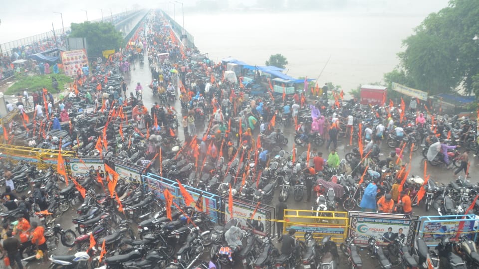 Haridwar Kanwar Yatra 2026 Continue Even Rainfall 4.43 crore devotees collect gangajal in 12 days see Photos